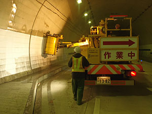 トンネル内装板清掃